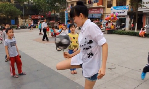 Chết mê xem gái xinh làm xiếc với trái bóng Chet me xem gai xinh lam xiec voi trai bong