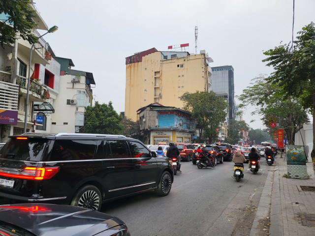 Người dân tấp nập đi chùa và các khu di tích, đường phố Hà Nội ùn tắc - Hình 7 Nguoi dan tap nap di chua va cac khu di tich, duong pho Ha Noi un tac-Hinh-7