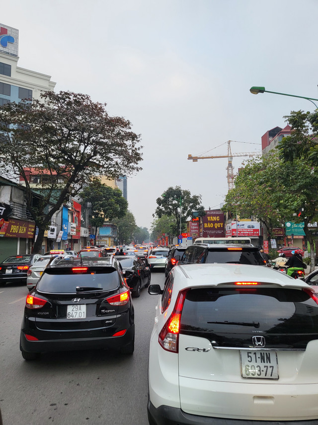 Người dân tấp nập đi chùa và các khu di tích, đường phố Hà Nội ùn tắc - Hình 5 Nguoi dan tap nap di chua va cac khu di tich, duong pho Ha Noi un tac-Hinh-5