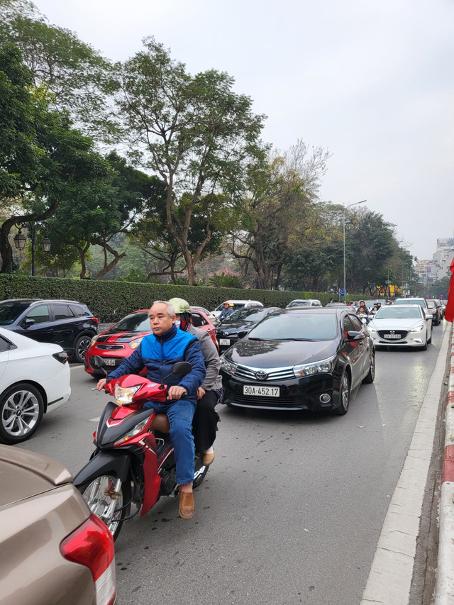 Người dân tấp nập đi chùa và các khu di tích, đường phố Hà Nội ùn tắc - Hình 9 Nguoi dan tap nap di chua va cac khu di tich, duong pho Ha Noi un tac-Hinh-9