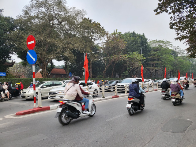 Người dân tấp nập đi chùa và các khu di tích, đường phố Hà Nội ùn tắc - Hình 4 Nguoi dan tap nap di chua va cac khu di tich, duong pho Ha Noi un tac-Hinh-4