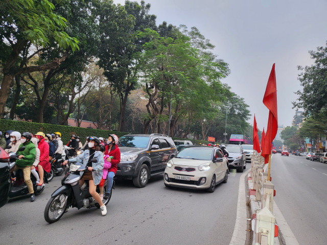 Người dân tấp nập đi chùa và các khu di tích, đường phố Hà Nội ùn tắc - Hình 8 Nguoi dan tap nap di chua va cac khu di tich, duong pho Ha Noi un tac-Hinh-8