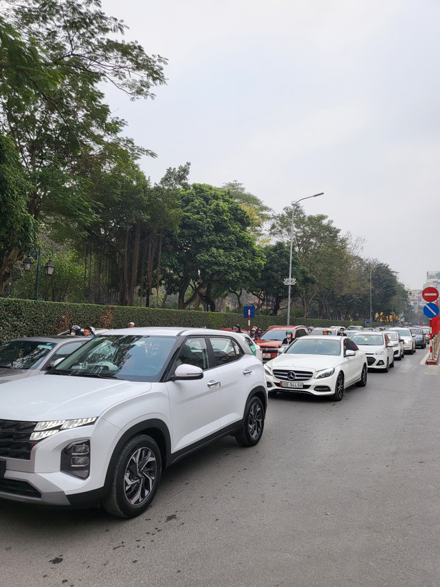 Người dân tấp nập đi chùa và các khu di tích, đường phố Hà Nội ùn tắc - Hình 6 Nguoi dan tap nap di chua va cac khu di tich, duong pho Ha Noi un tac-Hinh-6