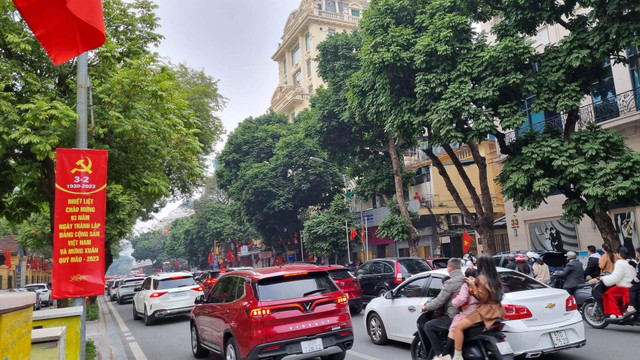 Người dân tấp nập đi chùa và các khu di tích, đường phố Hà Nội ùn tắc Nguoi dan tap nap di chua va cac khu di tich, duong pho Ha Noi un tac