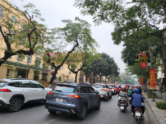 Người dân tấp nập đi chùa và các khu di tích, đường phố Hà Nội ùn tắc - Hình 12 Nguoi dan tap nap di chua va cac khu di tich, duong pho Ha Noi un tac-Hinh-12