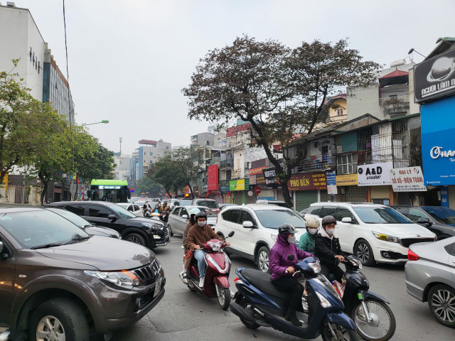 Người dân tấp nập đi chùa và các khu di tích, đường phố Hà Nội ùn tắc - Hình 2 Nguoi dan tap nap di chua va cac khu di tich, duong pho Ha Noi un tac-Hinh-2