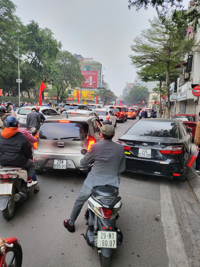 Người dân tấp nập đi chùa và các khu di tích, đường phố Hà Nội ùn tắc - Hình 3 Nguoi dan tap nap di chua va cac khu di tich, duong pho Ha Noi un tac-Hinh-3