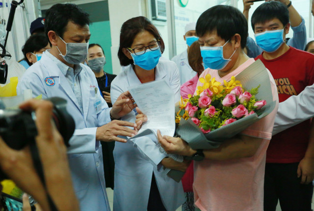 Benh nhan Trung Quoc cui nguoi cam on bac si Cho Ray-Hinh-7