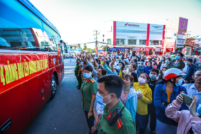 Tan binh TP HCM deo khau trang, do than nhiet truoc khi len duong nhap ngu-Hinh-18