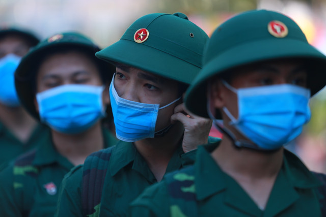 Tan binh TP HCM deo khau trang, do than nhiet truoc khi len duong nhap ngu-Hinh-16
