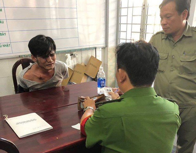 Đối tượng cướp giật bị Trưởng ban Chỉ huy quân sự phường truy đuổi, khống chế ngay trên đường Sài Gòn - Hình 2 Doi tuong cuop giat bi Truong ban Chi huy quan su phuong truy duoi, khong che ngay tren duong Sai Gon-Hinh-2