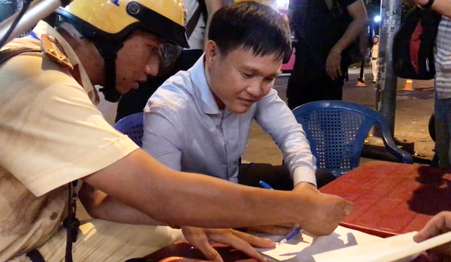 Bị phạt 4,5 triệu, người vi phạm nồng độ cồn đòi vứt luôn xe máy - Hình 2 Bi phat 4,5 trieu, nguoi vi pham nong do con doi vut luon xe may-Hinh-2