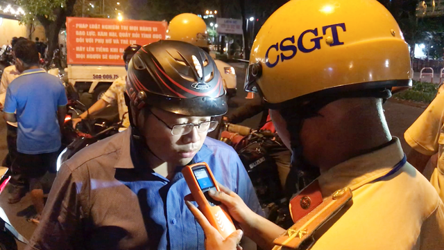 Bị phạt 4,5 triệu, người vi phạm nồng độ cồn đòi vứt luôn xe máy Bi phat 4,5 trieu, nguoi vi pham nong do con doi vut luon xe may