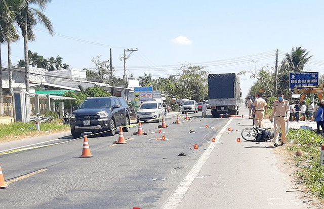 Thi thể không nguyên vẹn dưới gầm xe tải ở miền Tây Thi the khong nguyen ven duoi gam xe tai o mien Tay