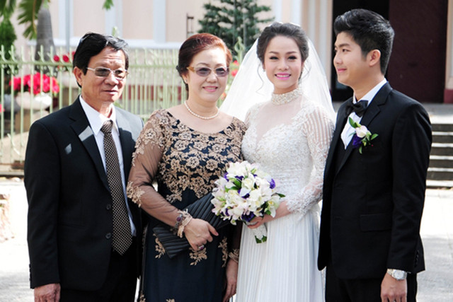 Mối quan hệ tốt đẹp giữa Nhật Kim Anh và bố mẹ chồng Moi quan he tot dep giua Nhat Kim Anh va bo me chong