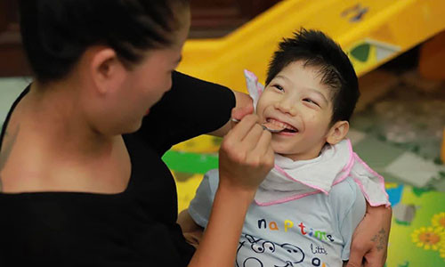 Những nỗi buồn ít ai biết của loạt sao Việt âm thầm chữa bệnh cho con Nhung noi buon it ai biet cua loat sao Viet am tham chua benh cho con