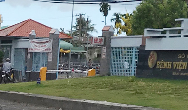 Người bán hàng rong vào khu cách ly bán nước cho bệnh nhân nhiễm COVID-19 ở Bạc Liêu Nguoi ban hang rong vao khu cach ly ban nuoc cho benh nhan nhiem COVID-19 o Bac Lieu
