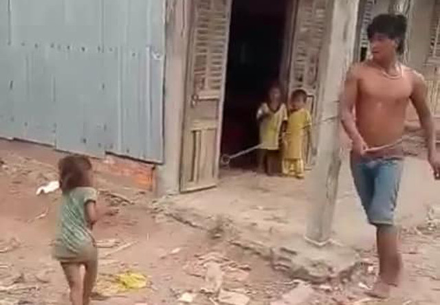 Khởi tố 9X đánh đập con gái dã man ở Sóc Trăng - Hình 2 Khoi to 9X danh dap con gai da man o Soc Trang-Hinh-2