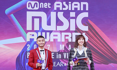 Mặc dù bị khán giả ném đá, Hari Won vẫn đắt show làm MC Mac du bi khan gia nem da, Hari Won van dat show lam MC