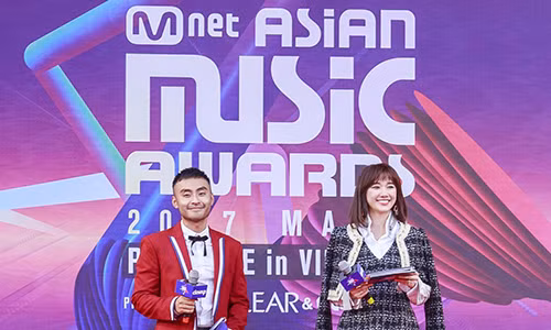 Mac du bi khan gia nem da, Hari Won van dat show lam MC