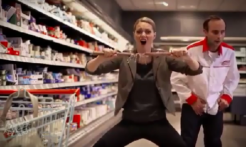 Co gai voi man mua con bang xuc xich tuyet dinh