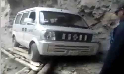 Thót tim với ô tô đi qua vách núi siêu hẹp Thot tim voi o to di qua vach nui sieu hep