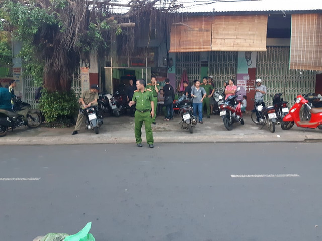 Dang hat karaoke bi doi thu dam chai bia vao co tu vong-Hinh-2