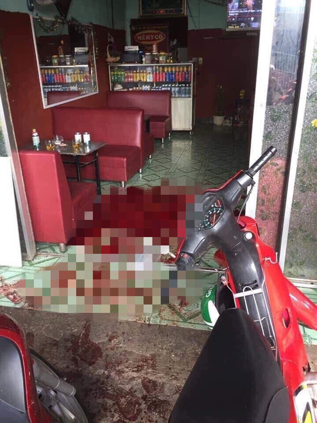 Dang hat karaoke bi doi thu dam chai bia vao co tu vong