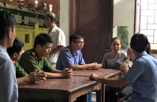 Nhiều vết xước đóng vảy trên thi thể học sinh tử vong vì bị bỏ quên trong ô tô trường Gateway - Hình 5 Nhieu vet xuoc dong vay tren thi the hoc sinh tu vong vi bi bo quen trong o to truong Gateway-Hinh-5