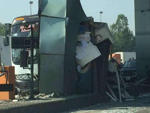 Xe khách chở nhiều người lao vào trạm thu phí trên cao tốc TP.HCM - Trung Lương - Hình 2 Xe khach cho nhieu nguoi lao vao tram thu phi tren cao toc TP.HCM - Trung Luong-Hinh-2