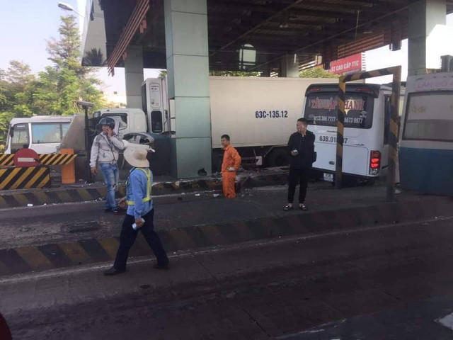 Xe khách chở nhiều người lao vào trạm thu phí trên cao tốc TP.HCM - Trung Lương Xe khach cho nhieu nguoi lao vao tram thu phi tren cao toc TP.HCM - Trung Luong