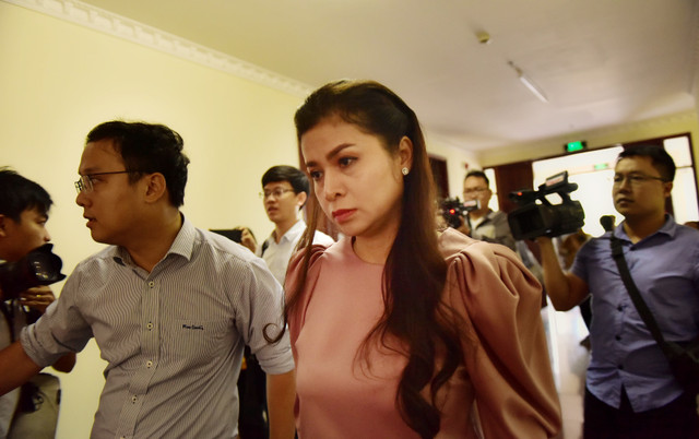 Bà Lê Hoàng Diệp Thảo mệt mỏi xuất hiện tại phiên xử phúc thẩm ly hôn lần 4 Ba Le Hoang Diep Thao met moi xuat hien tai phien xu phuc tham ly hon lan 4