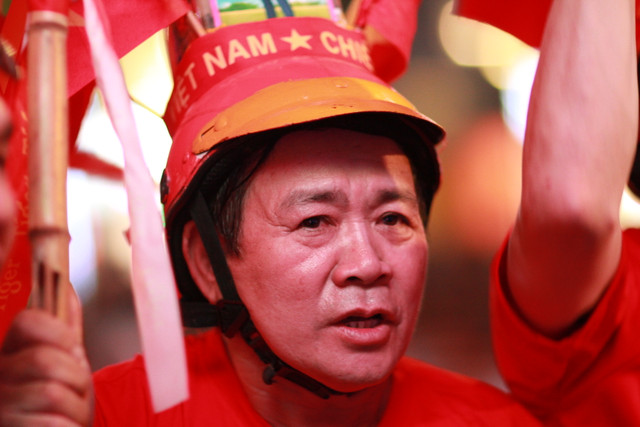 'Nong' cung nhung co gai xinh dep trong tran U22 Viet Nam - U22 Campuchia-Hinh-3