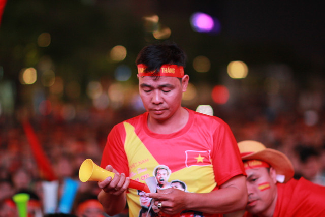 'Nong' cung nhung co gai xinh dep trong tran U22 Viet Nam - U22 Campuchia-Hinh-11