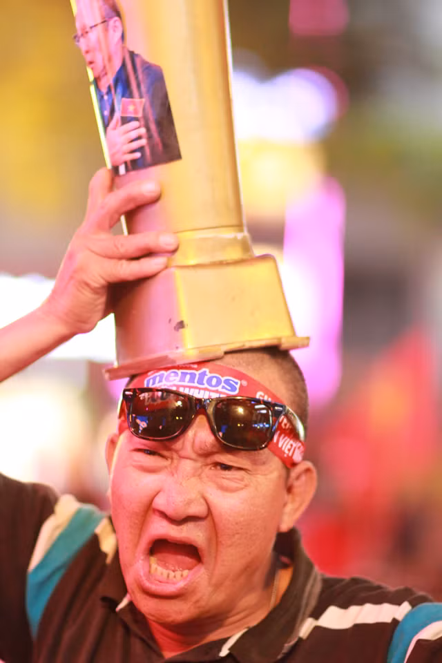 'Nong' cung nhung co gai xinh dep trong tran U22 Viet Nam - U22 Campuchia-Hinh-6