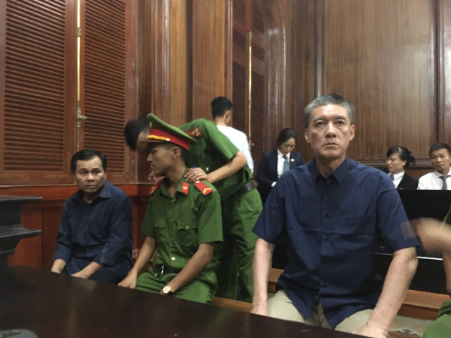 Gia đình khóc nghẹn, xin được ôm hôn bị cáo lừa đảo Vũ 'nhôm' Gia dinh khoc nghen, xin duoc om hon bi cao lua dao Vu 'nhom'