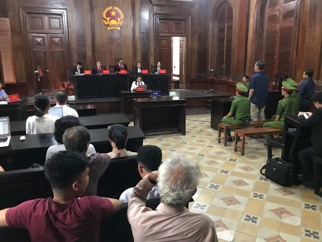 Gia đình khóc nghẹn, xin được ôm hôn bị cáo lừa đảo Vũ 'nhôm' - Hình 3 Gia dinh khoc nghen, xin duoc om hon bi cao lua dao Vu 'nhom'-Hinh-3