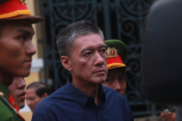 Gia dinh khoc nghen, xin duoc om hon bi cao lua dao Vu 'nhom'-Hinh-6