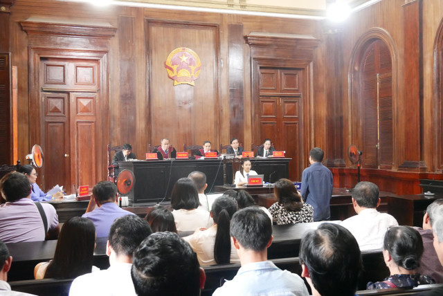 Vụ Vũ 'nhôm' bị lừa tiền hộ chiếu: Hoàng Hữu Châu nhận 700.000 USD hay 150.000 USD Vu Vu 'nhom' bi lua tien ho chieu: Hoang Huu Chau nhan 700.000 USD hay 150.000 USD