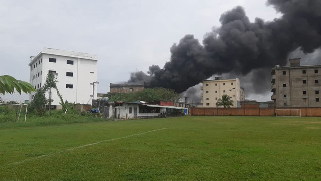 Cháy xưởng mút xốp sát khu dân cư ở Sài Gòn, cột khói cao hàng chục mét - Hình 2 Chay xuong mut xop sat khu dan cu o Sai Gon, cot khoi cao hang chuc met-Hinh-2