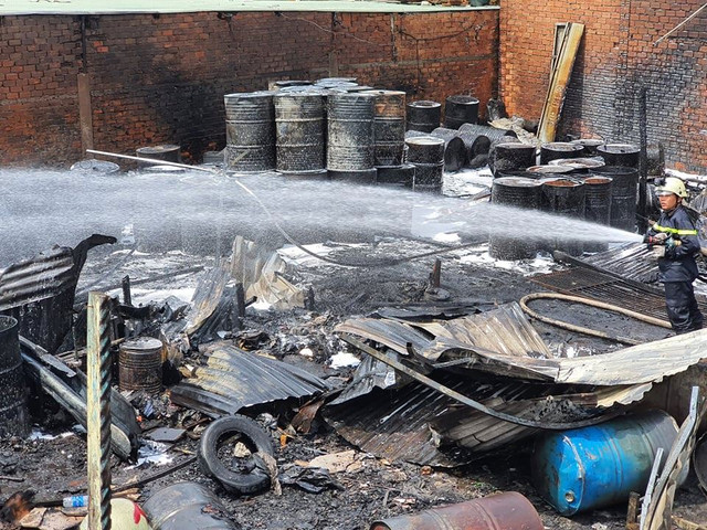 Một chiến sĩ PCCC bị thương trong lúc cứu hoả ở kho tái chế dầu nhớt - Hình 3 Mot chien si PCCC bi thuong trong luc cuu hoa o kho tai che dau nhot-Hinh-3