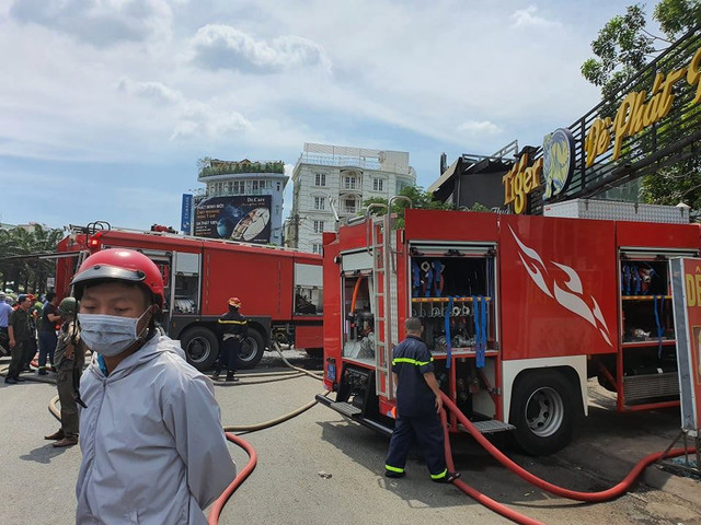 Một chiến sĩ PCCC bị thương trong lúc cứu hoả ở kho tái chế dầu nhớt - Hình 2 Mot chien si PCCC bi thuong trong luc cuu hoa o kho tai che dau nhot-Hinh-2