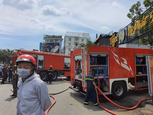 Mot chien si PCCC bi thuong trong luc cuu hoa o kho tai che dau nhot-Hinh-2