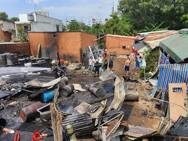 Một chiến sĩ PCCC bị thương trong lúc cứu hoả ở kho tái chế dầu nhớt Mot chien si PCCC bi thuong trong luc cuu hoa o kho tai che dau nhot