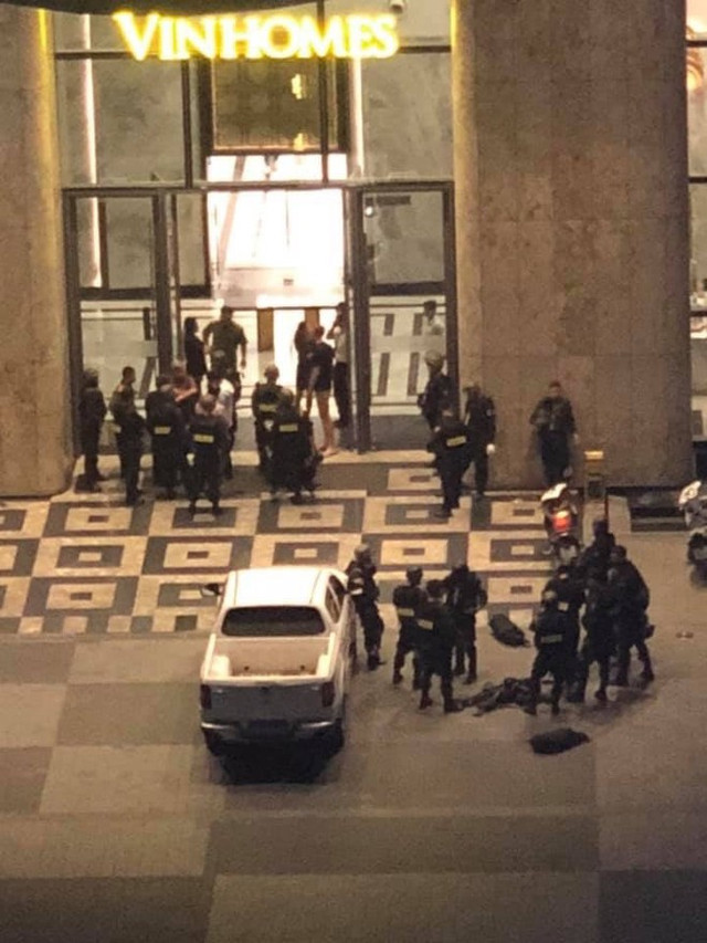 Nam thanh niên nghi ngáo đá dùng dao tấn công nhân viên Landmank 81 Nam thanh nien nghi ngao da dung dao tan cong nhan vien Landmank 81