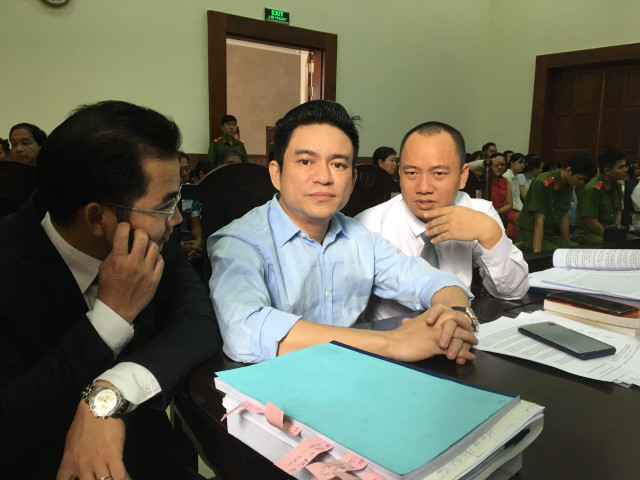 Vụ bác sĩ Chiêm Quốc Thái bị vợ thuê người truy sát: Bà Trần Hoa Sen vắng mặt, bác sĩ Thái đề nghị có 'biên pháp mạnh' Vu bac si Chiem Quoc Thai bi vo thue nguoi truy sat: Ba Tran Hoa Sen vang mat, bac si Thai de nghi co 'bien phap manh'