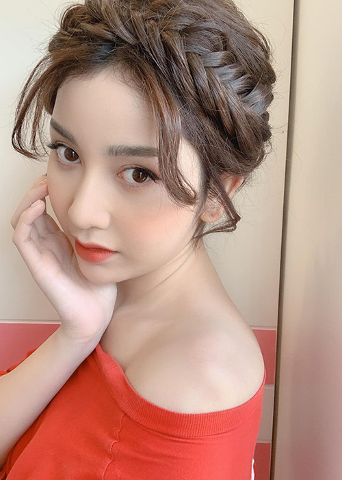 Co gai khien Khac Tiep bo roi Ngoc Trinh co duong cong hut mat the nay-Hinh-12