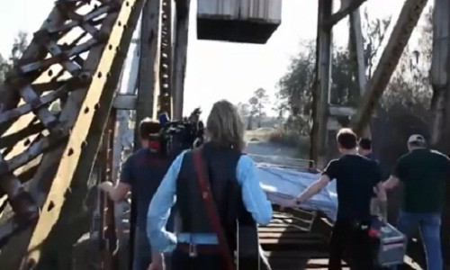 Kinh hoàng cảnh đoàn làm phim bị tàu hỏa đâm Kinh hoang canh doan lam phim bi tau hoa dam