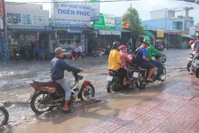 'Con duong dau kho' o Sai Gon, mua nho cung bien thanh song-Hinh-9