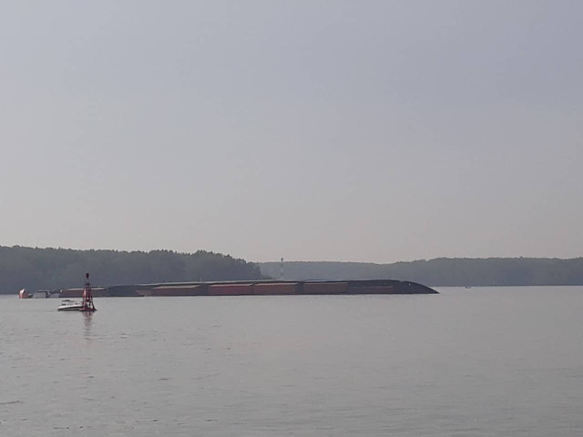 Chìm tàu chở hàng 8.000 tấn ở Cần Giờ, container trôi đầy trên sông Chim tau cho hang 8.000 tan o Can Gio, container troi day tren song